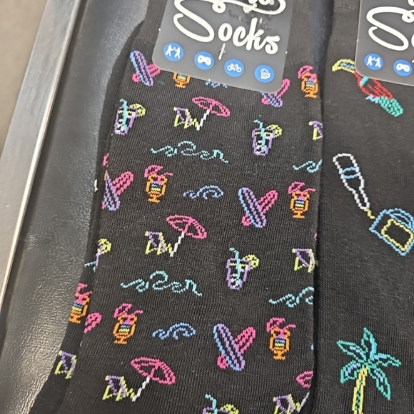 NWT 4 Pairs Men's Into Crew Novelty Socks Beer Pink Flamingos Paradise +++ - Picture 2 of 9